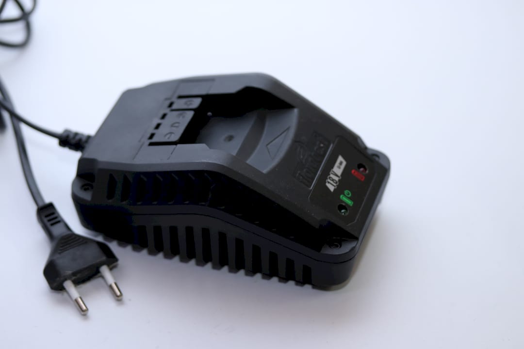 Ladegerät defekt? Wir reparieren zuverlässig und nachhaltig! - Reparatur Ladegerät florabest FALHS 18 A1-2 – 18V Li-Ion | AkkuPlus